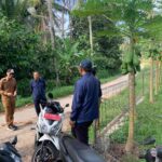 Hari ini Wali Sungayang didampingi Kepala Jorong Sianau Indah, Perangkat serta Petugas PDAM Tirta Alami Kec.Sungayang melakukan peninjauan langsung ke lokasi Puskesri Sianau Indah, guna menindaklanjuti rencana pengadaan jaringan PDAM yang sudah lama dinanti oleh bidan desa serta masyarakat.

Wali Nagari Sungayang, Marta Arigo menyampaikan Kebutuhan akan air bersih di fasilitas kesehatan seperti Puskesri sangatlah mendesak. Oleh karena itu, kami berkomitmen untuk memperjuangkan realisasi jaringan PDAM ini agar segera terealisasi secepatnya, demi mendukung pelayanan kesehatan yang optimal bagi warga Sianau Indah dan sekitarnya.

Dalam peninjauan ini, langsung dilakukan pengukuran untuk kebutuhan pemasangan pipa PDAM nantinya. Semoga ikhtiar ini membuahkan hasil yang nyata dalam waktu dekat. 🙏

Selain itu, Wali Nagari Sungayang menyampaikan terima kasih kepada pihak terkait dan tokoh masyarakat yang terus mendukung terwujudnya percepatan pembangunan di Nagari Sungayang.